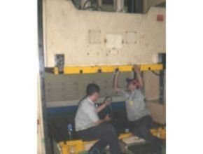 Accuracy of paralellism between bolster and slide