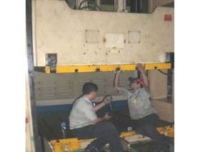 Seting keparalelan bolter terhadap slide mesin
