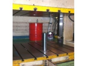 Setting ketegak lurusan slide terhadap side frame mesin press