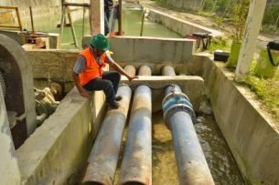 Pengecekan flow meter air limbah
